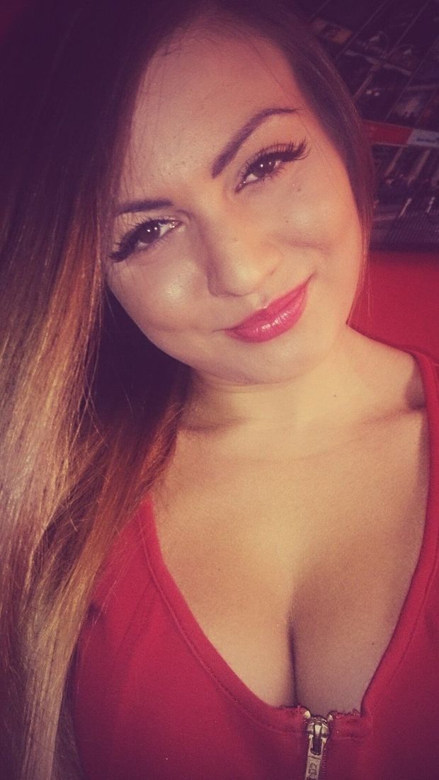 Clevy bimbo selfie