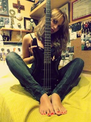 dream of every bass player/guy with foot fetish xD (le me)