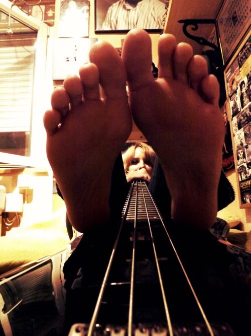 dream of every bass player/guy with foot fetish xD (le me)