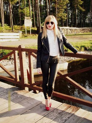 Blonde hair, red lips, tight black pants and shiny red heels in one outside pic