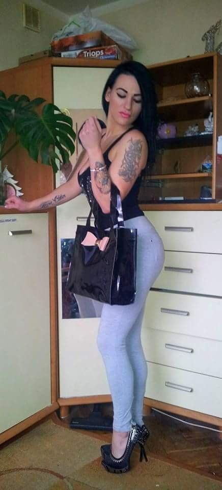 Nice butt of a curvy bimbo chick