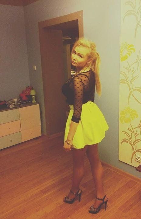 Blonde bimbo in yellow skirt