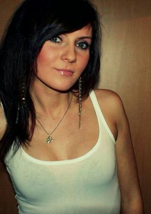 Pretty face of a dark hair chick