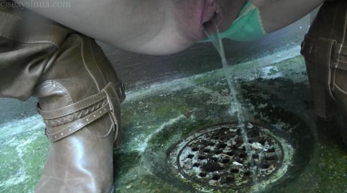 hotgirlspeeing:

The HOTTEST collection of pee girls on...