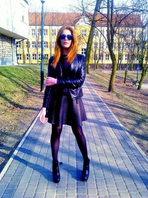 Redhead chick outdoors in leather outfit