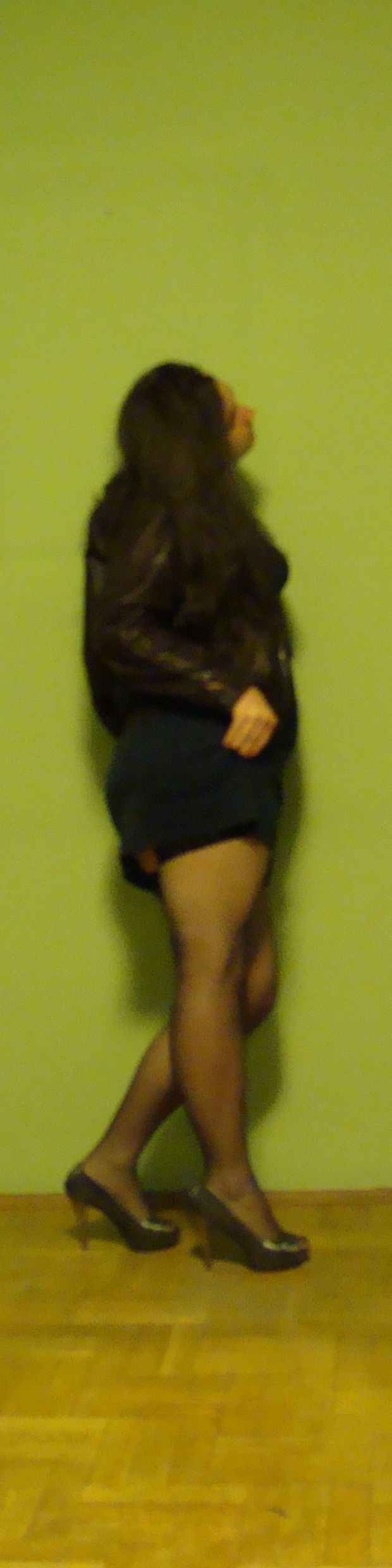 Curvy chick posing at home before going out