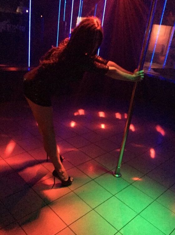 Drunk party chick and a pole... fun for everybody before she swap pole for cock