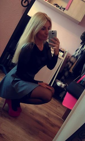 Blonde bimbo making another selfie