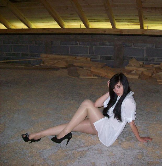 Dark hair babe posing at the warehouse after sex