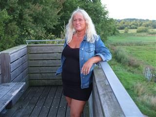Geile Orgasmen vor der Cam weil ich naturgeil binAlter: 52, Haarfarbe: Blond, Figur: MolligHobbys: Ich laufe gerne auf dem Crosstrainer .....
Fit halten den Body für die Cam.....
Aber meine Lieblingsbeschäftigung ist eure Schwänze z... Cont