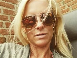 HIER MILFT ES GEWALTIG !Alter: 43, Haarfarbe: Blond, Figur: SchlankHobbys: Hallo Ihr Süßen... also wenn es die Zeit zulässt bei so viel Cam zeiten, reise ich sehr gerne oder genieße den Abend mit einer meiner Lieblingsserien.... Contin