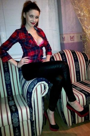 Busty bimbo exposing her rack