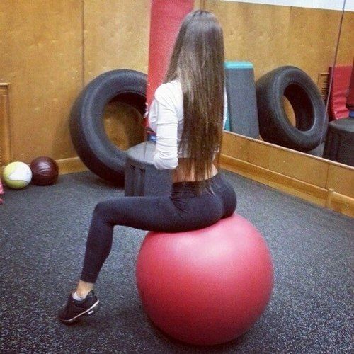 Sexy ass in yoga pants at the gym