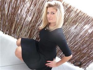 Komm nicht schüchtern sein ...Alter: 20, Haarfarbe: Blond, Figur: DurchschnittlichHobbys: Tennis , Sex , Spaß mit Freunden und viele andere.Was mache ich vor der Cam?Chatten / Flirten,Dirty-Talk,Dessous,Lack / Leder,Striptease,Close-Ups... Conti
