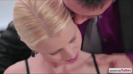 The secret sensual seduction during the staff meeting of this blonde slut Lynna Nilson towards her hunk boss definitely ended well.