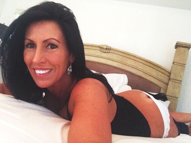 Lusty MILF making a self shot to her amazing body