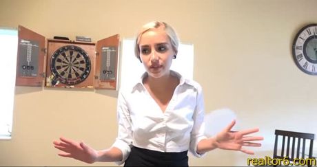 Young realtor is really bad at her job but has other talents