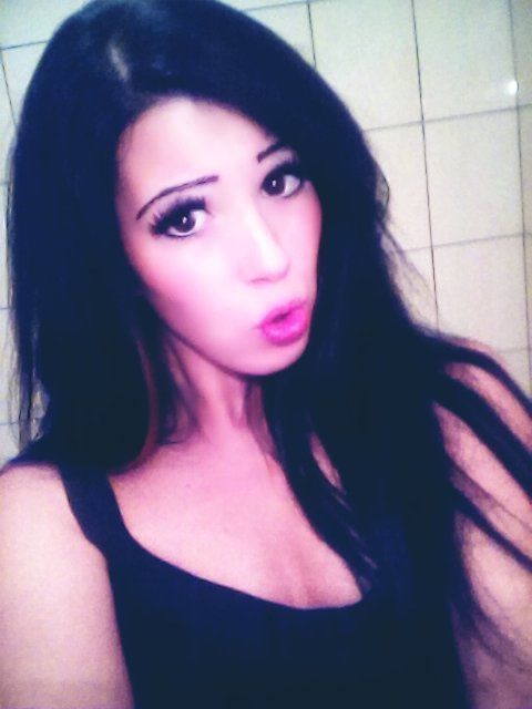 Dark hair bimbo duck face