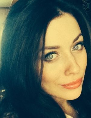 Brunettes pretty face