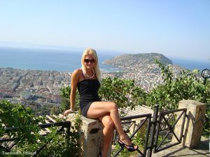 Holiday pic of a blonde bimbo