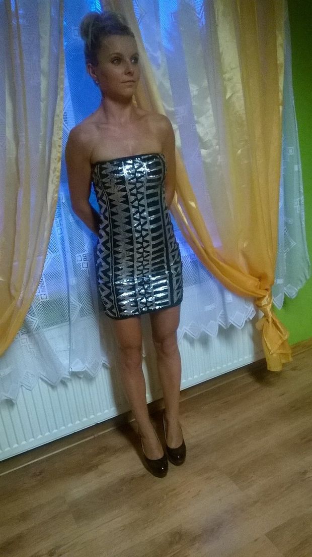 Tight dress and some nice blonde chick in it