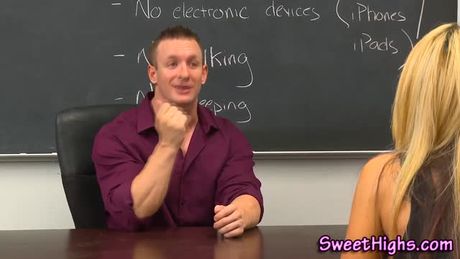 College teen sucks dick