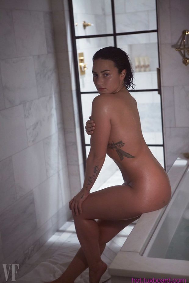 Demi Lovato bathtub