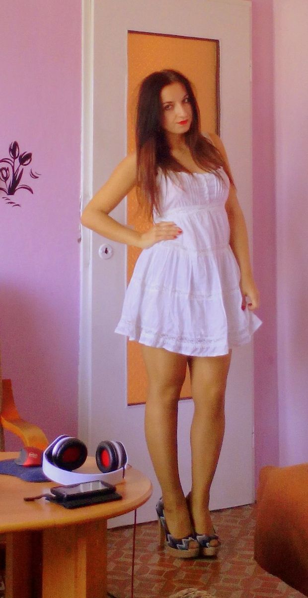 Leggy chick at home