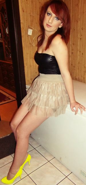 Very nice redhead party chick in damm sexy outfit