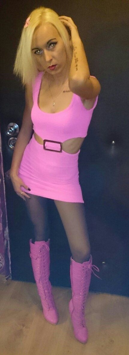 Bimbo in pink before going out
