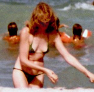 Exhibitionist nympho attracting guys at beach