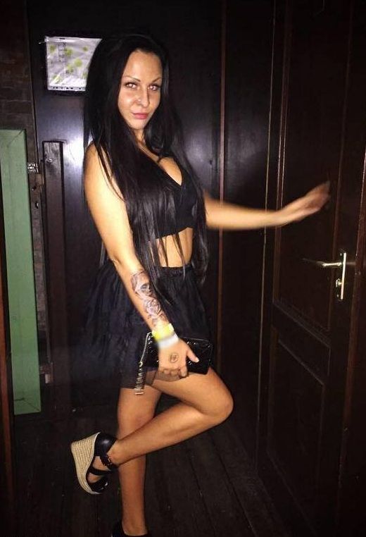 Tanned bimbo in slutty outfit going out