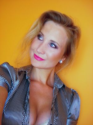 Busty hot milf with deeeeep cleveage