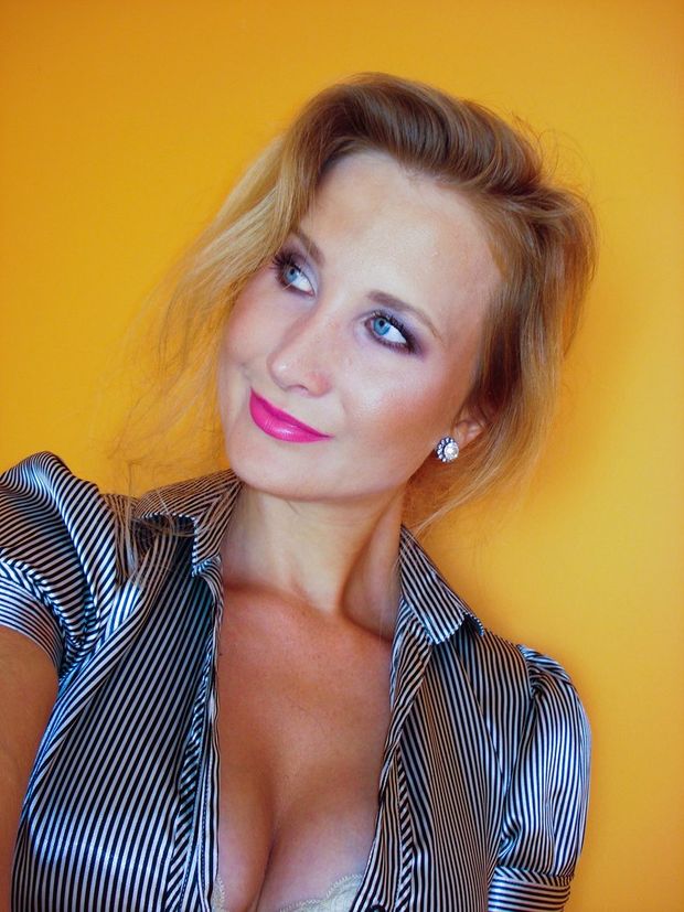 Busty hot milf with deeeeep cleveage