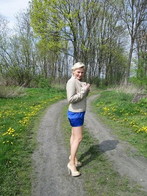 Dogging mature hotwife on her way to the meeting