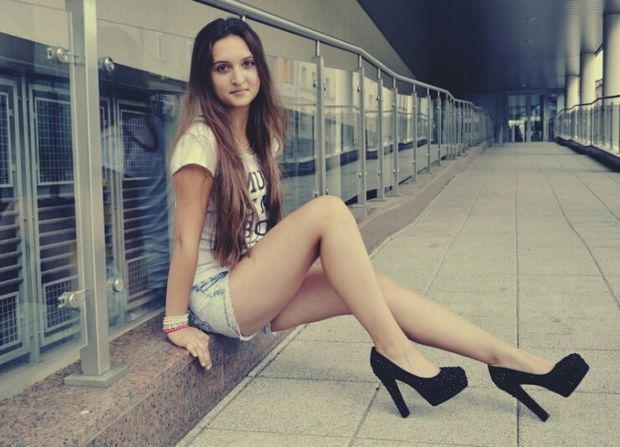 Leggy novice posing outdoors in black heels