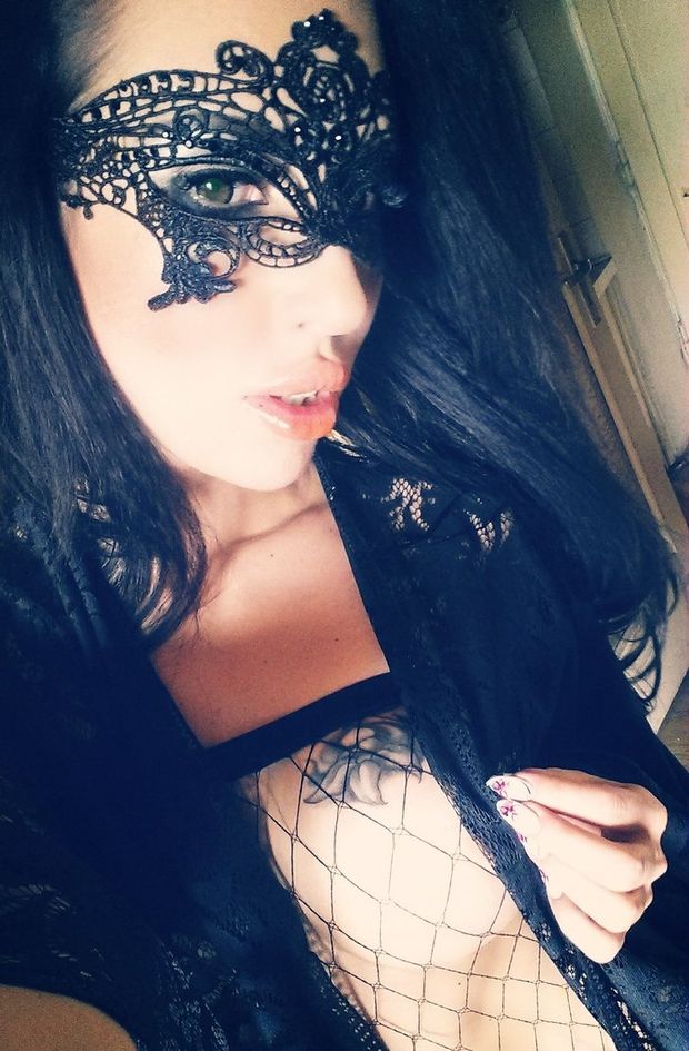 Masked bimbo selfie