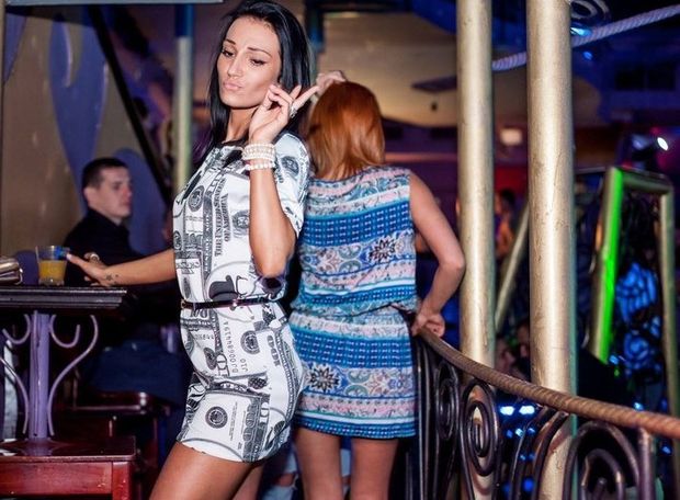 Brunette bimbo in da club