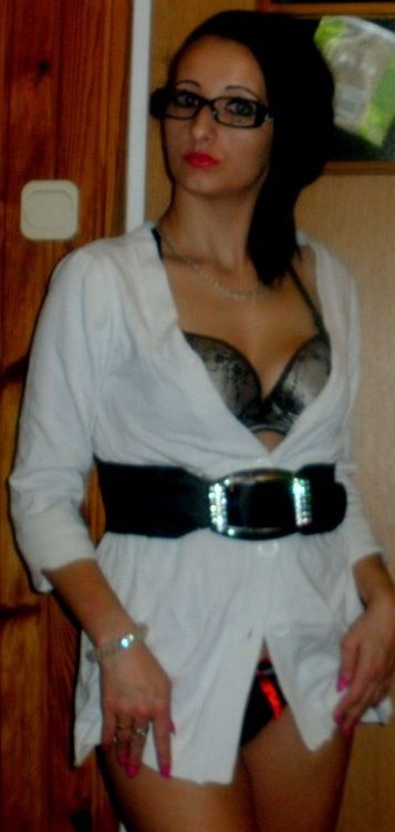 Mature bimbo posing at home