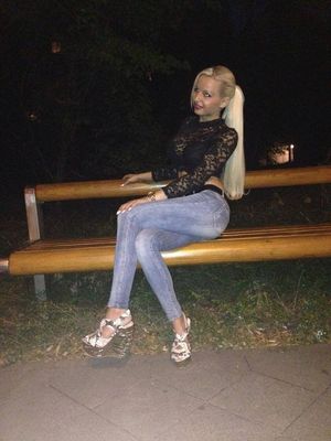 Dogging blonde waiting for some horny guys on a bech in public park