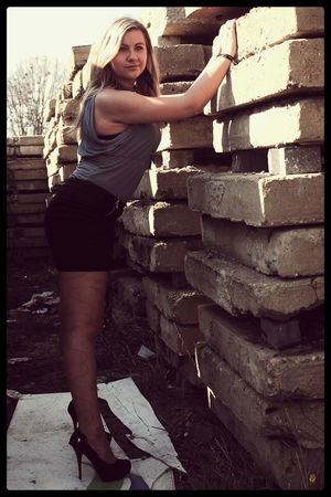 Curvy chick picked up for some sexy photos and more...