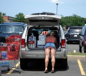MILF flashes upskirt while loading her groceries