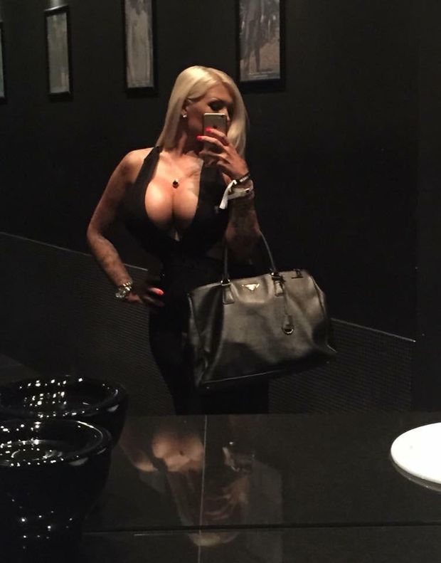 Beautiful blonde amateur dolled-up for clubbin'