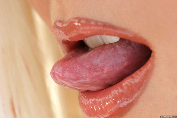 Poser sa bite sur sa jolie langue