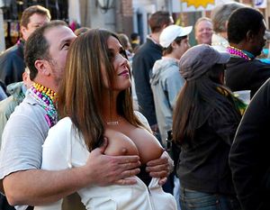 Montre ses seins en public