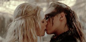 Babes from The 100 kissing