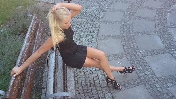 Blonde babe posing in the park on a bench