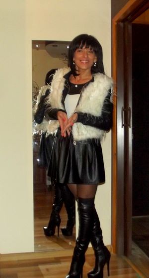 Tanned milf posing for pic before going out