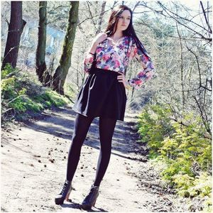 Leggy brunette babe posing in the park