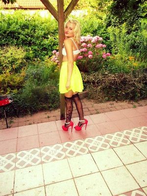 Blonde chic going wild at the party